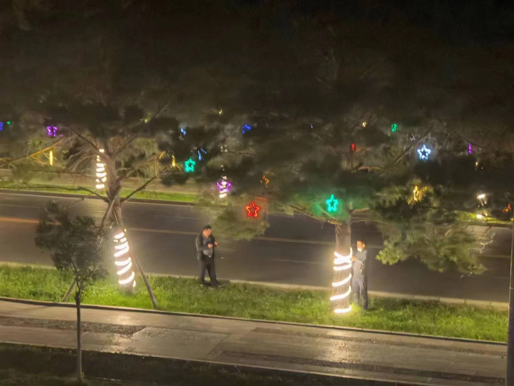 夜幕中的城市建设者——吉木乃县住建局市政维修工作人员全力做好亮化工作
