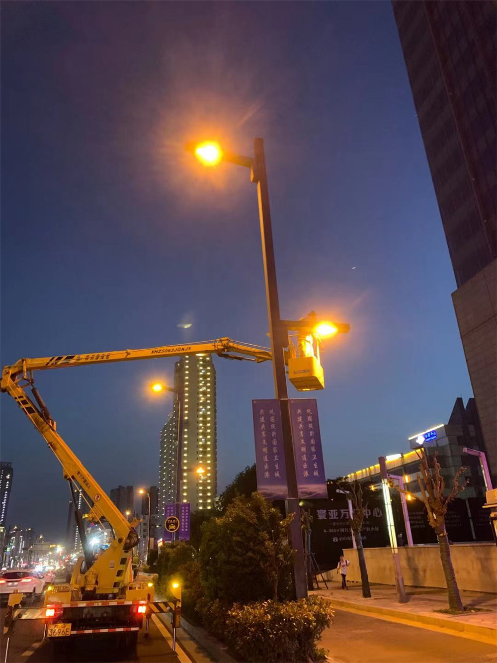 连云港市城建控股星辰照明公司深入推进城市道路绿色照明建设